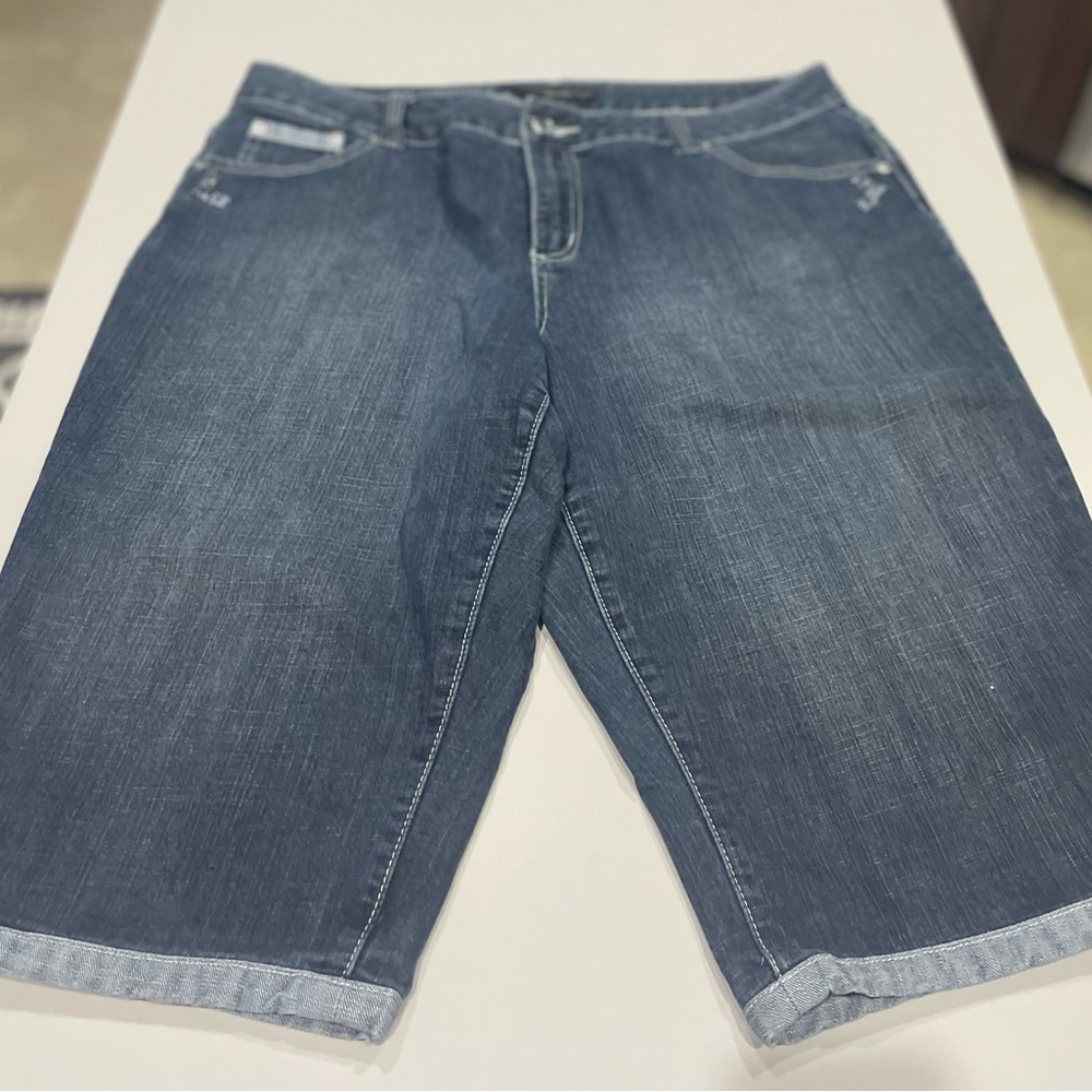 Venezia Bermuda Blue Denim Shorts with back pockets. Size 18. Like New!